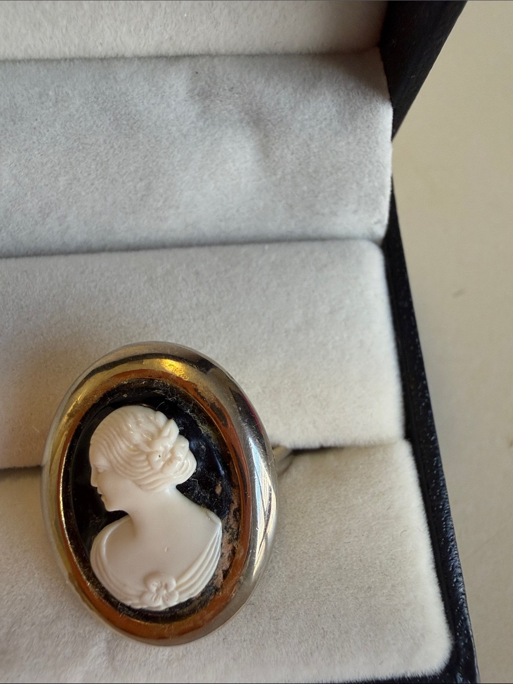 Black and White Cameo Oval Ring - Women Jewelry, size 7, adjustable. Perfect!